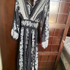 VENUS Black and White Long Sleeve Dress